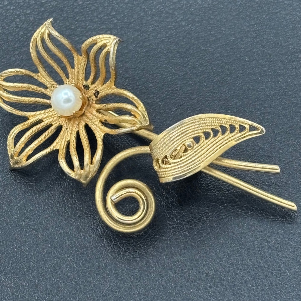 Flower Brooch Women OS Gold Tone Faux Pearl Filigree Leaf Vintage Pin